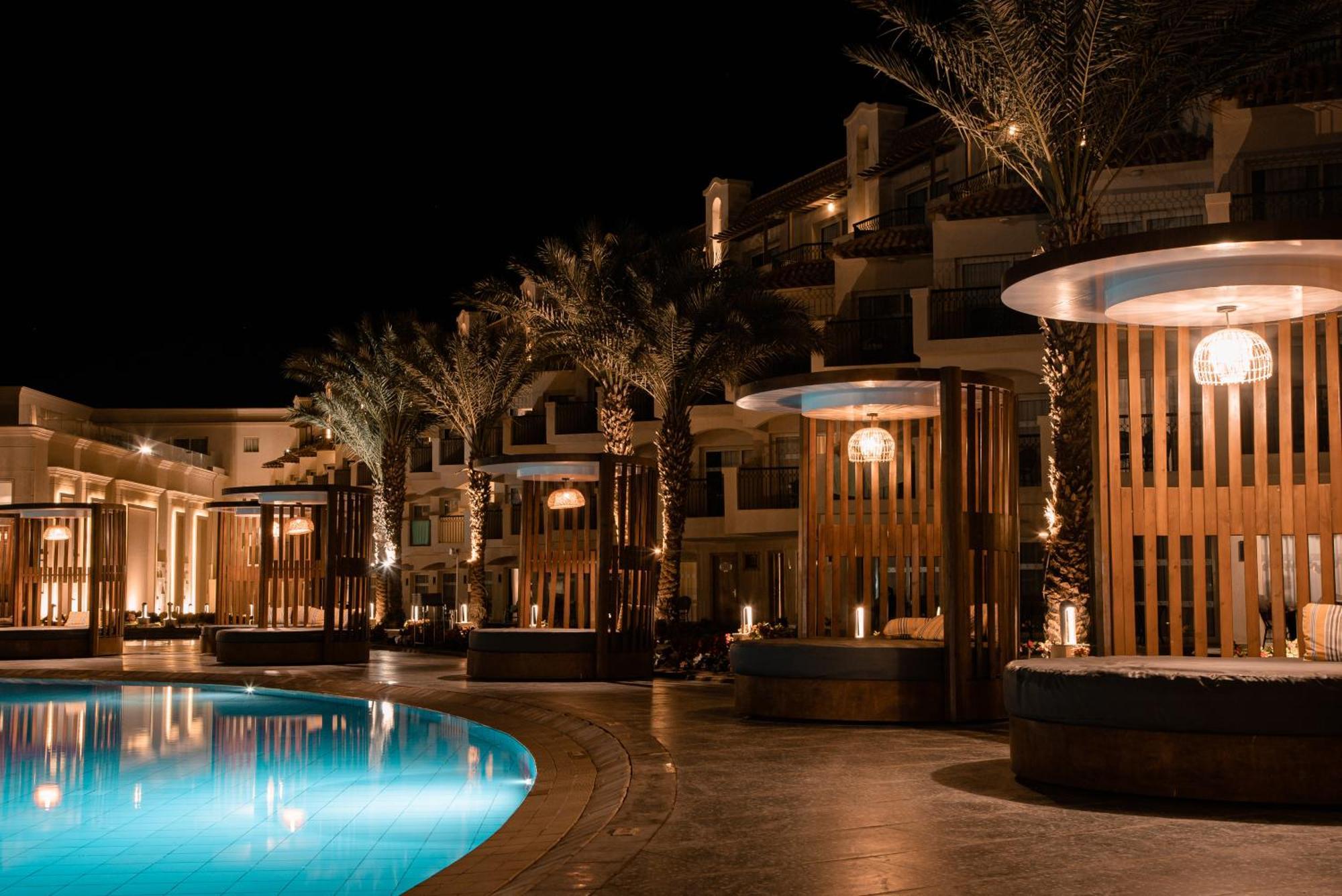 The V Luxury Resort Sahl Hasheesh Hurghada Exterior foto The resort at night