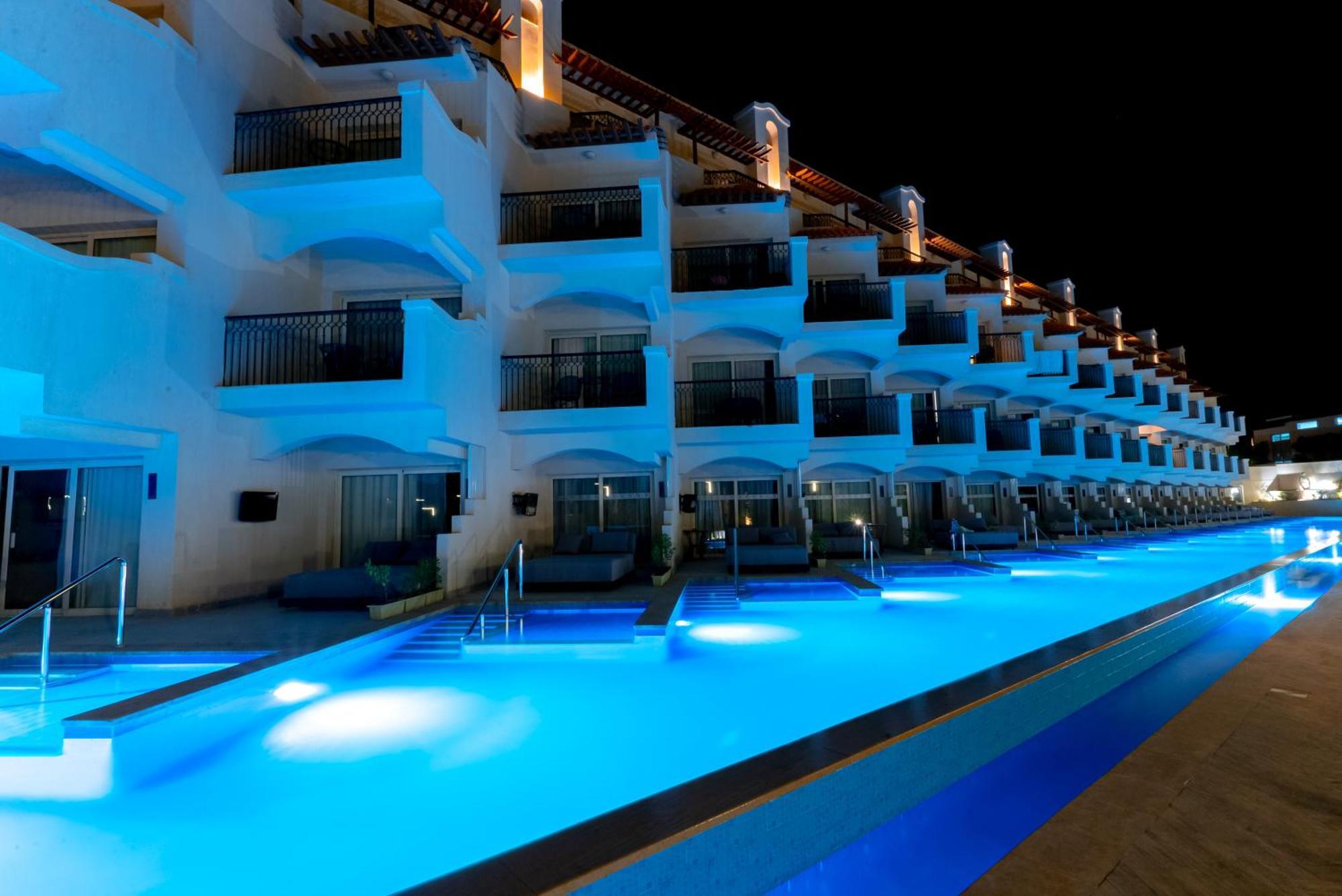 The V Luxury Resort Sahl Hasheesh Hurghada Exterior foto The swimming pool at the hotel