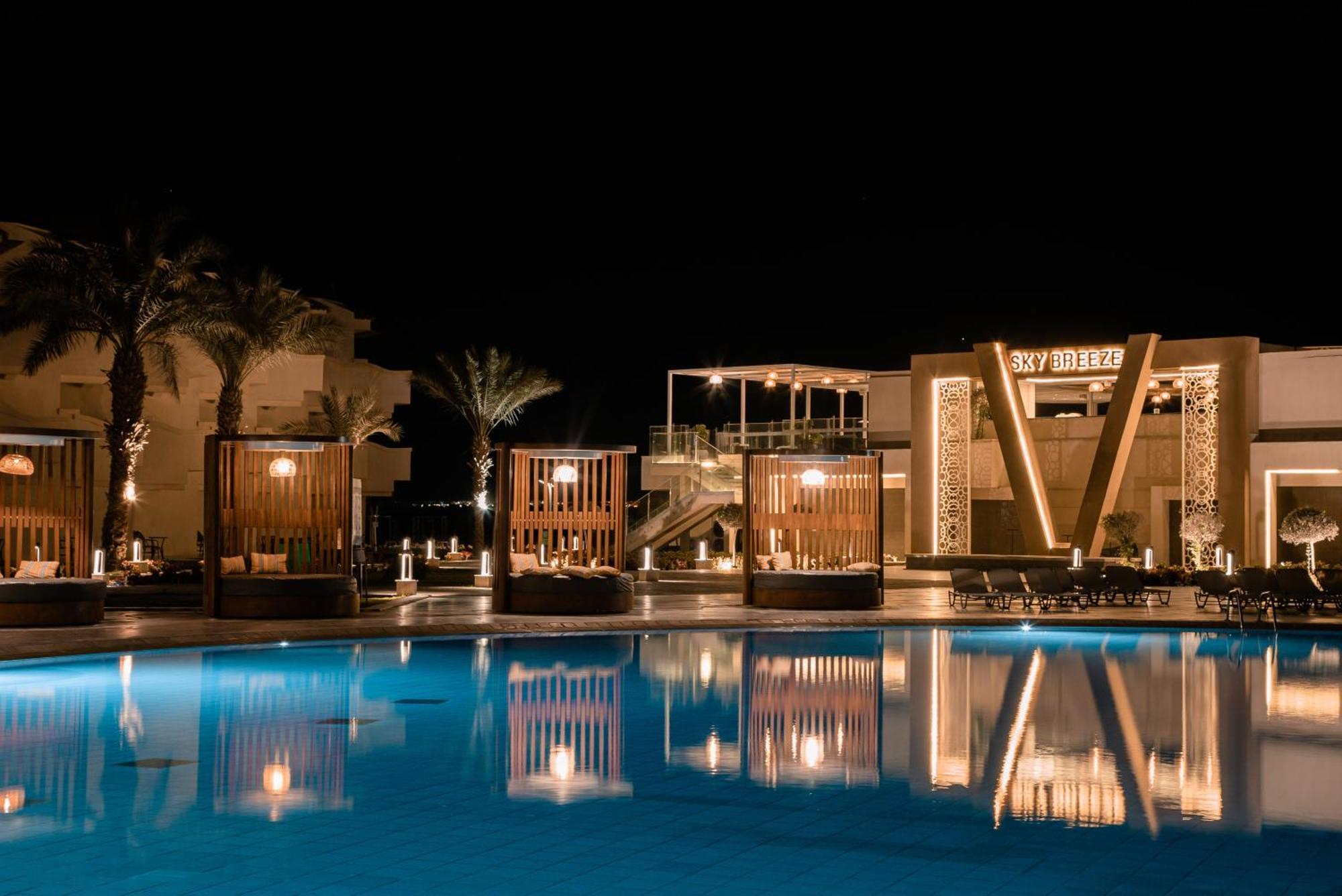 The V Luxury Resort Sahl Hasheesh Hurghada Exterior foto The resort at night