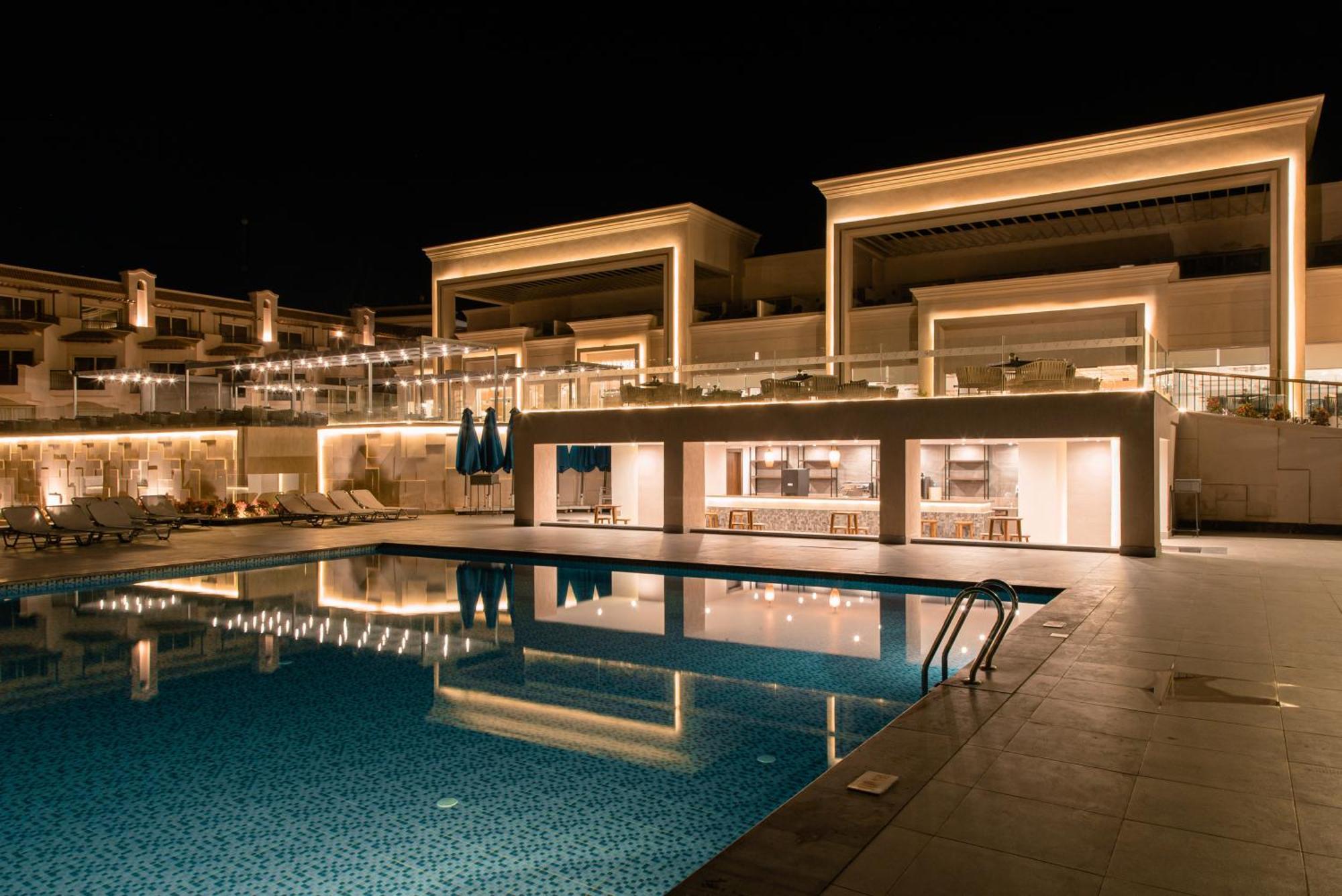 The V Luxury Resort Sahl Hasheesh Hurghada Exterior foto The resort at night