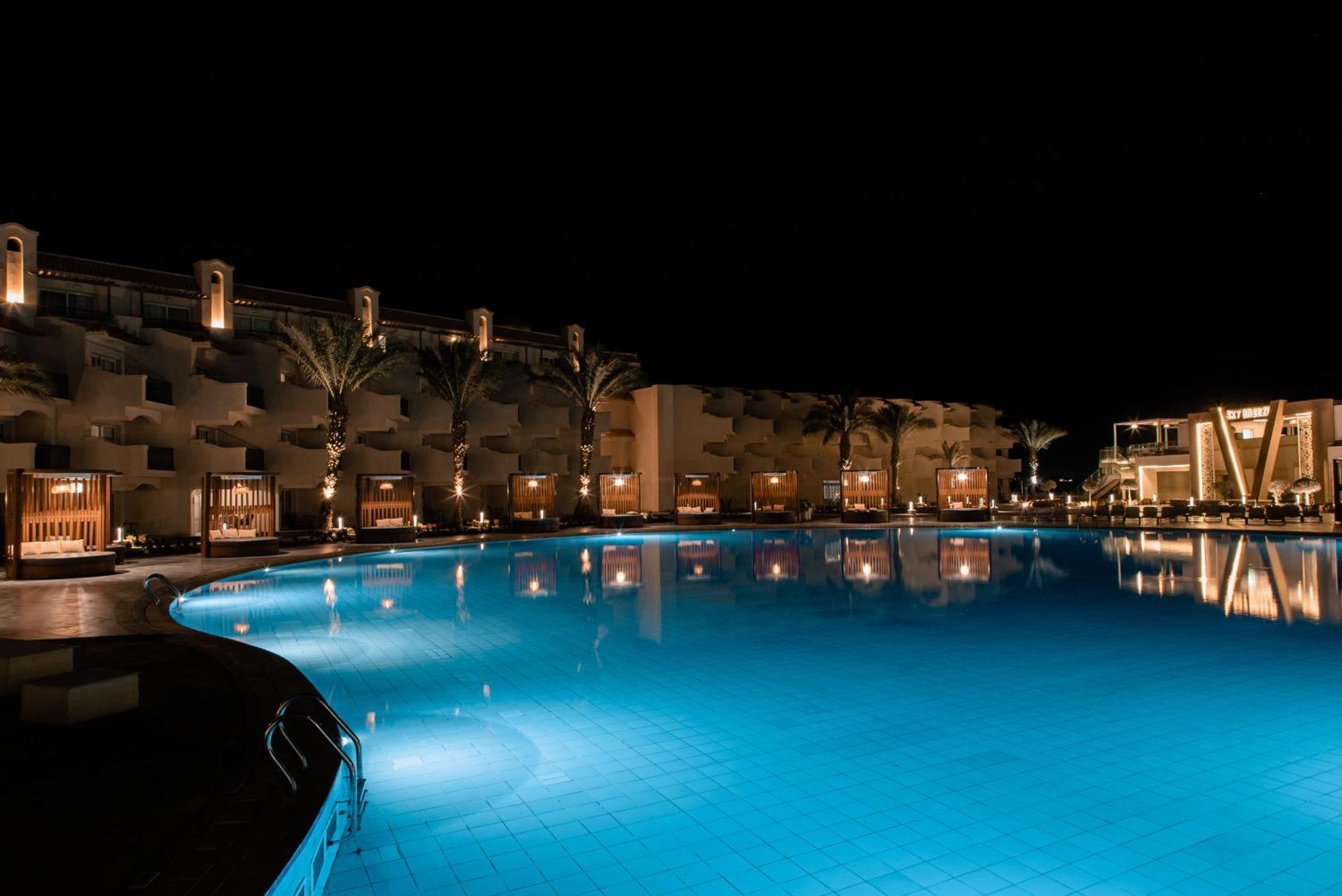 The V Luxury Resort Sahl Hasheesh Hurghada Exterior foto The pool at the resort at night