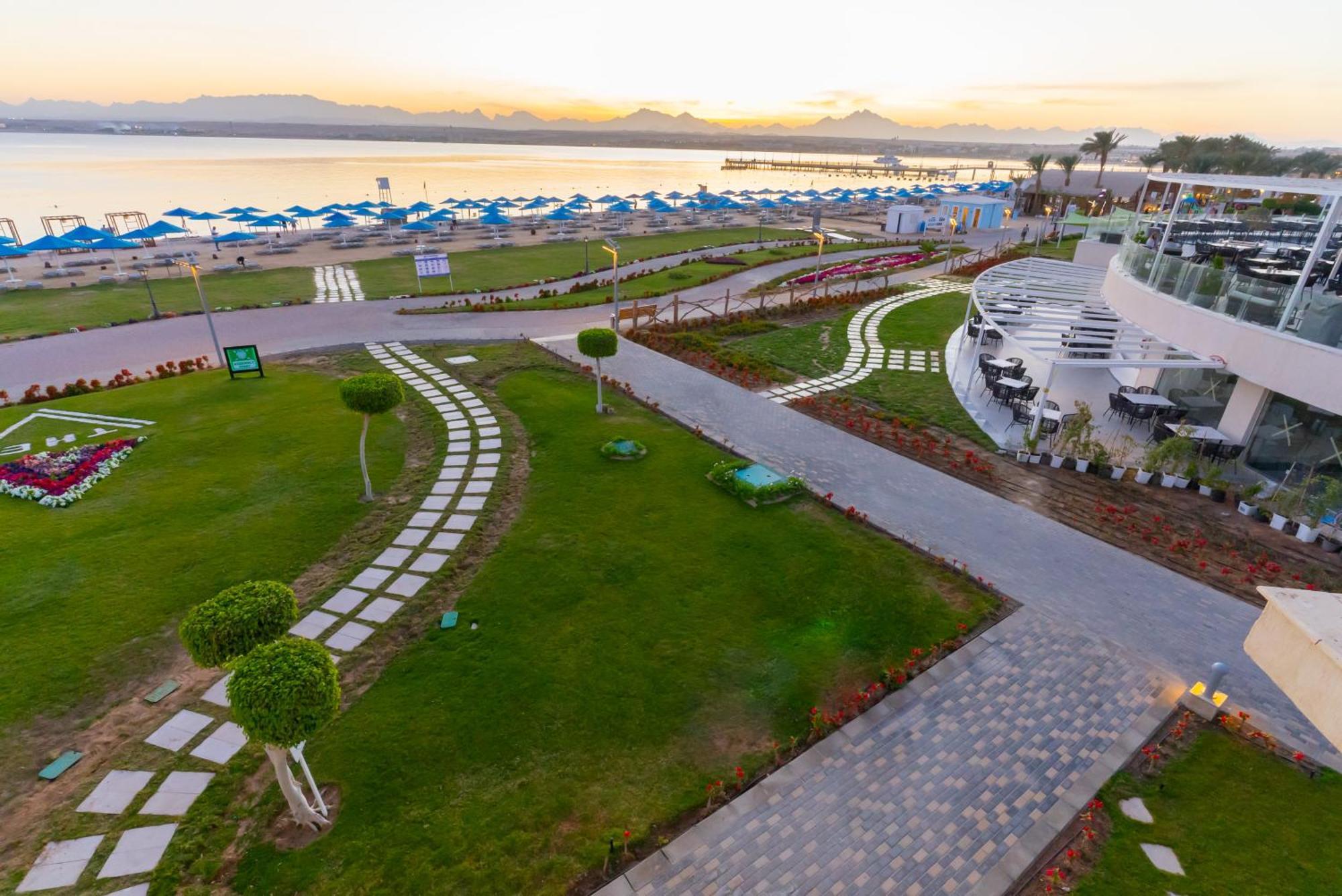 The V Luxury Resort Sahl Hasheesh Hurghada Exterior foto The resort's beach