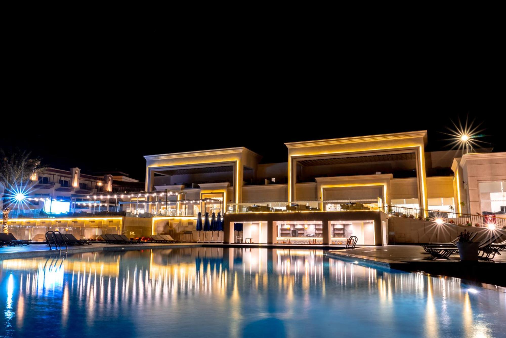 The V Luxury Resort Sahl Hasheesh Hurghada Exterior foto The resort at night